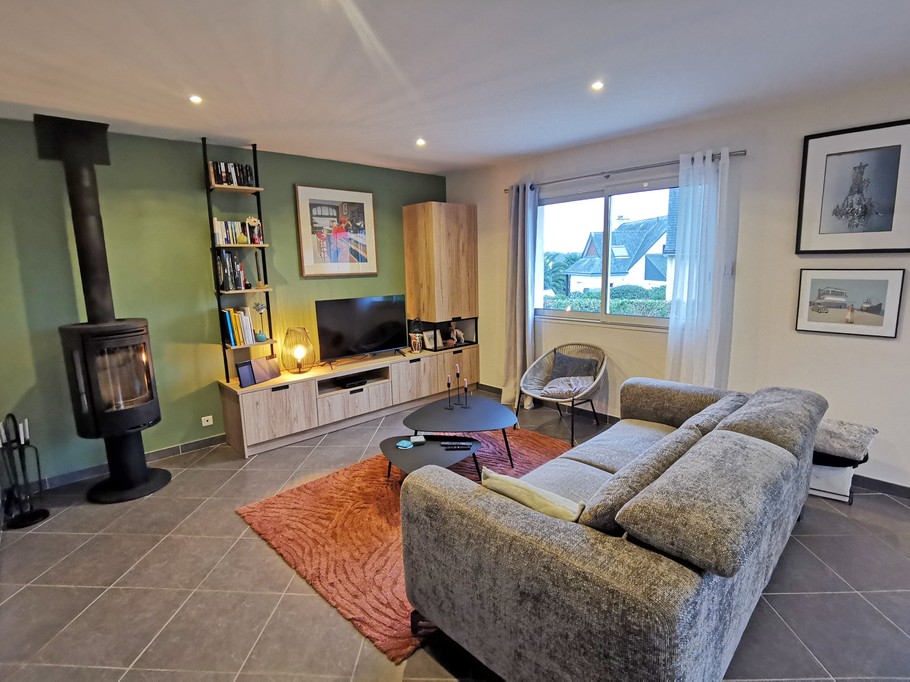 Living room with TV and internet access