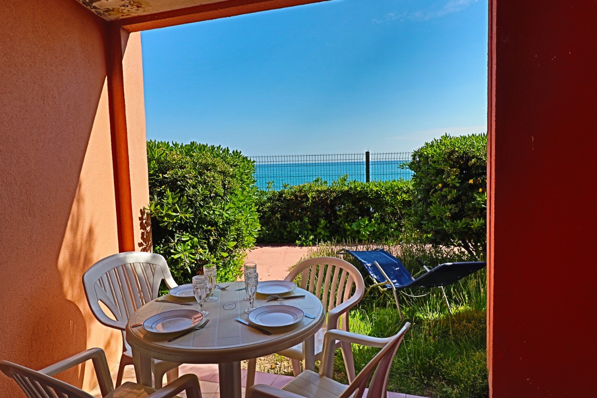 terrasse et jardinet vue sur la mer