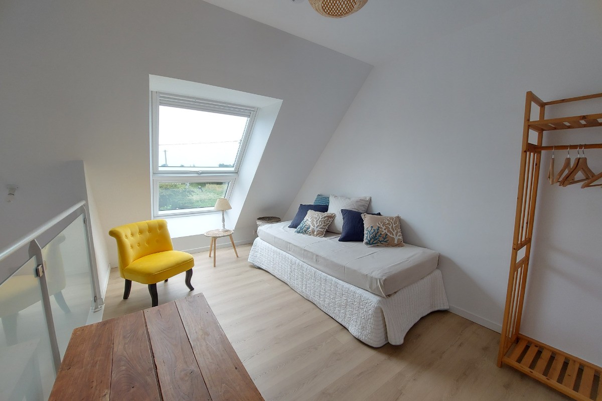 En mezzanine, coin détente, fauteuil, canapé - possibilité d'1 couchage simple  (literie de qualité), pour garder une intimité, séparation des couchages par 1 paravent.