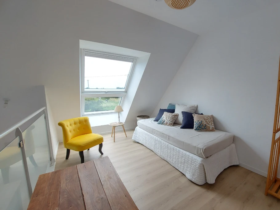 En mezzanine, coin détente, fauteuil, canapé - possibilité d'1 couchage simple  (literie de qualité), pour garder une intimité, séparation des couchages par 1 paravent.