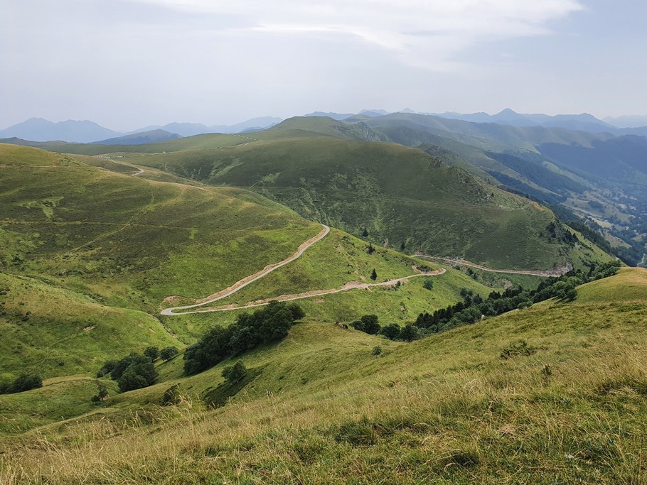 LA route d'accés au col de Balès depuis la vallée d'Oueil
