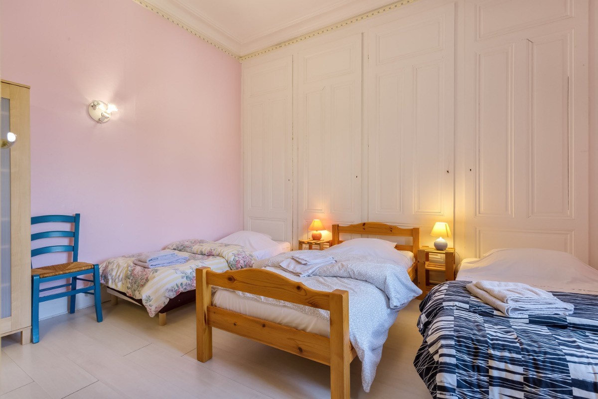 chambre N°2 3 lits simples avec douche et lavabo