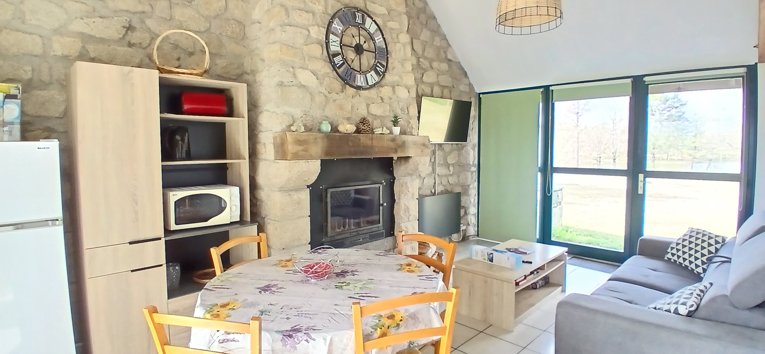 Etang de Farges, Saint Germain près Herment, Chalet vert - Pièce de vie avec canapé convertible dans le salon