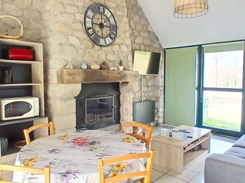 Etang de Farges, Saint Germain près Herment, Chalet vert - Pièce de vie avec canapé convertible dans le salon
