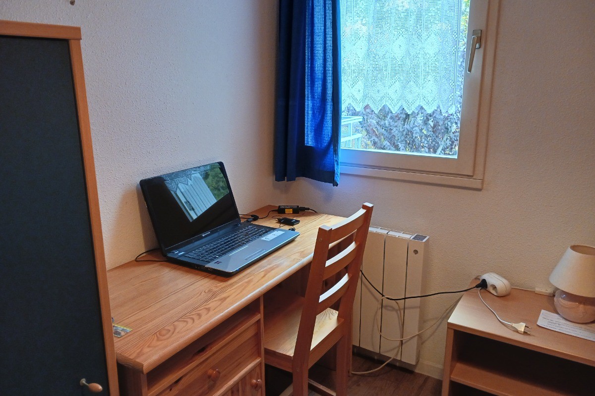 2ème chambre avec 2 lits superposés (90), armoire avec penderie et espace de travail