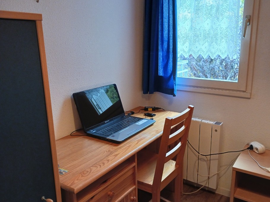 2ème chambre avec 2 lits superposés (90), armoire avec penderie et espace de travail