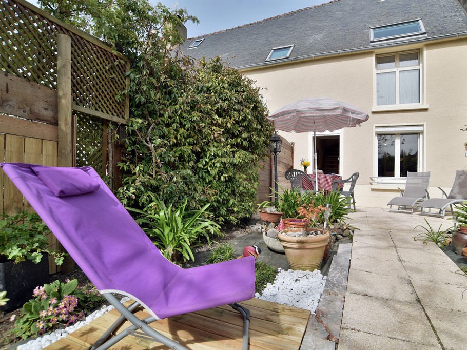 Enclosed flower garden