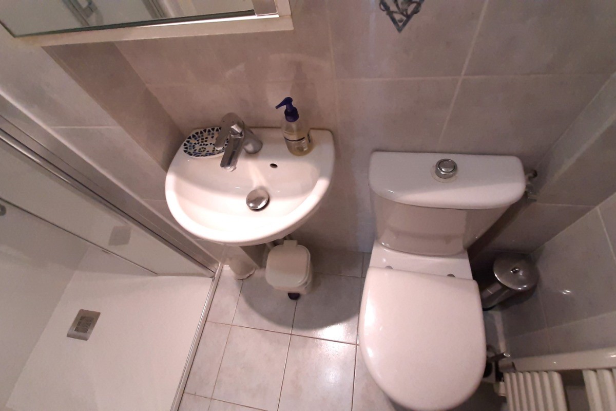 RDC : nouvelle SDE avec douche moderne, lave-mains et WC.