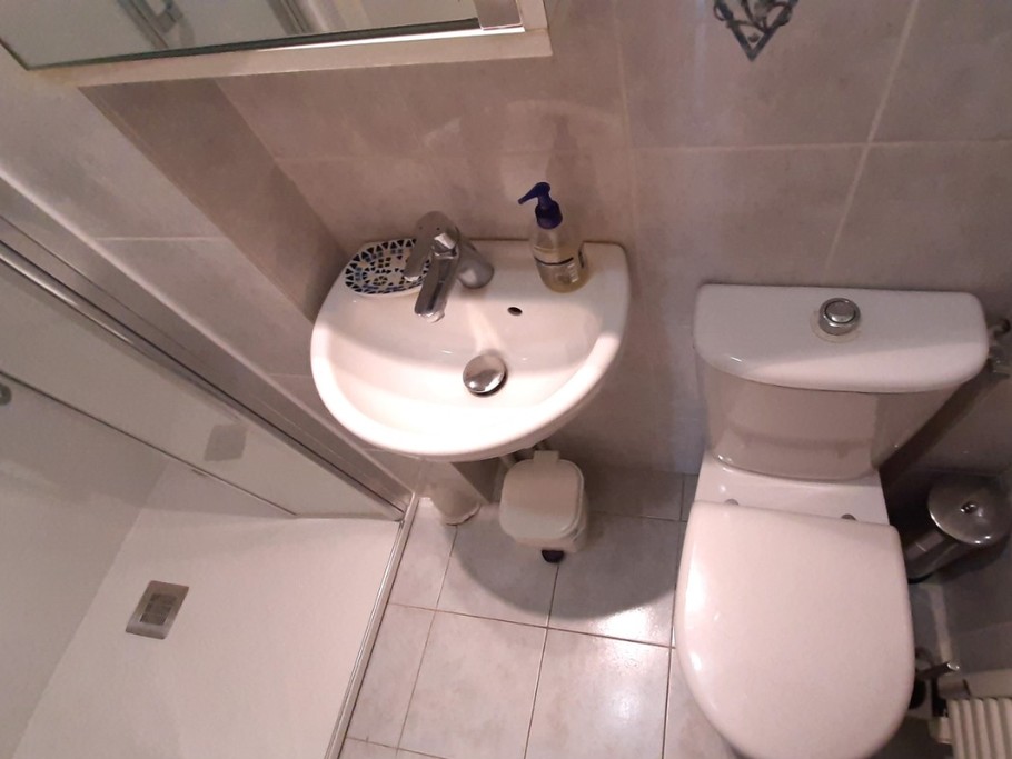 RDC : nouvelle SDE avec douche moderne, lave-mains et WC.