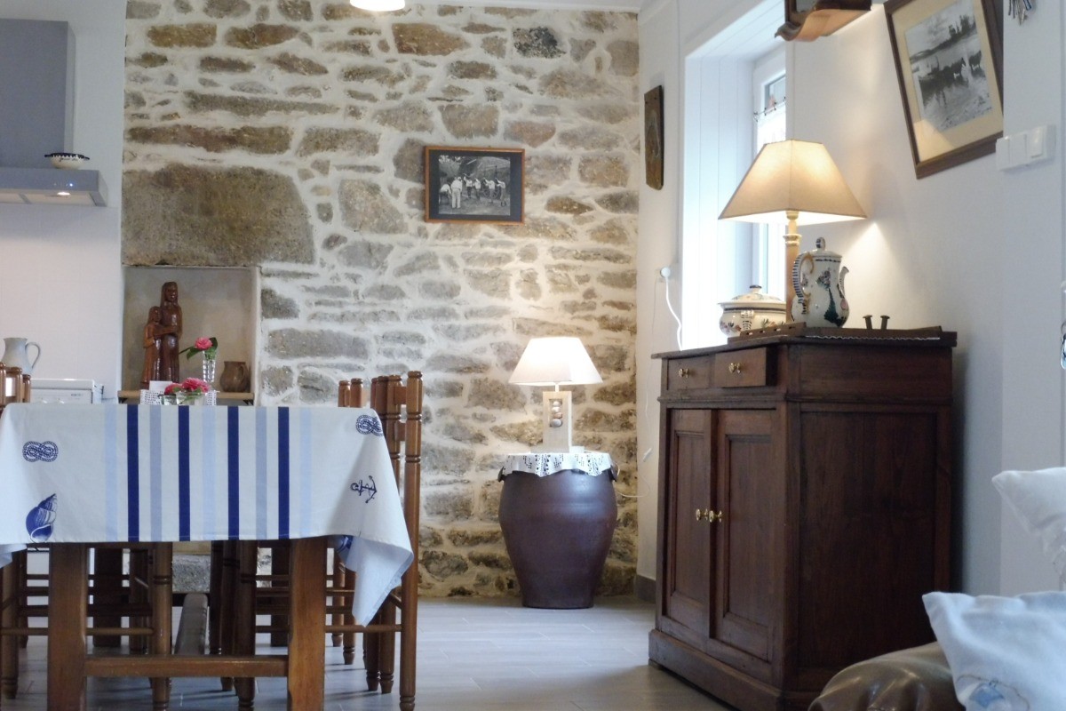 coin repas, mur de pierres apparentes ....