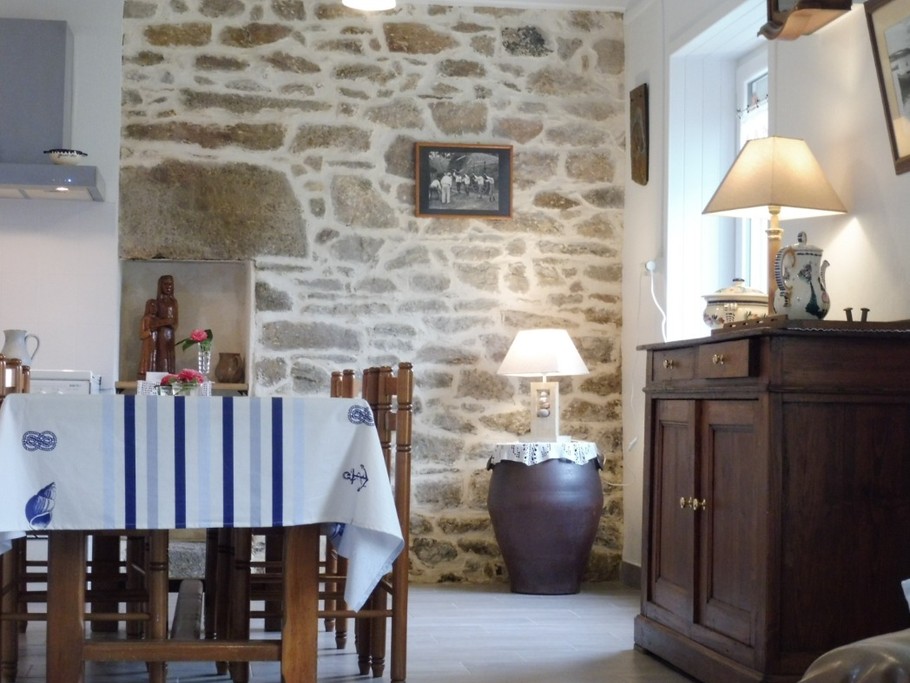 coin repas, mur de pierres apparentes ....