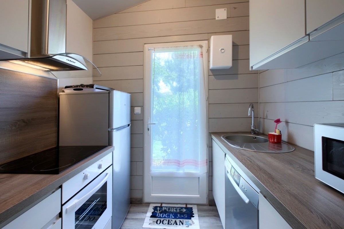 kitchenette indépendante toute équipée, avec accès direct sur l'extérieur.