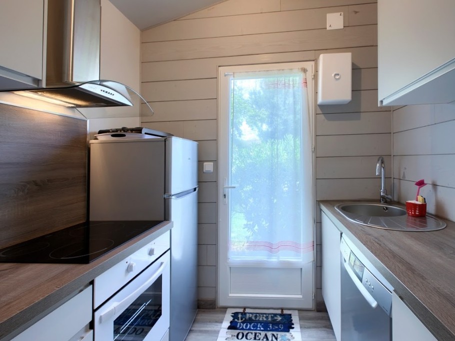 kitchenette indépendante toute équipée, avec accès direct sur l'extérieur.