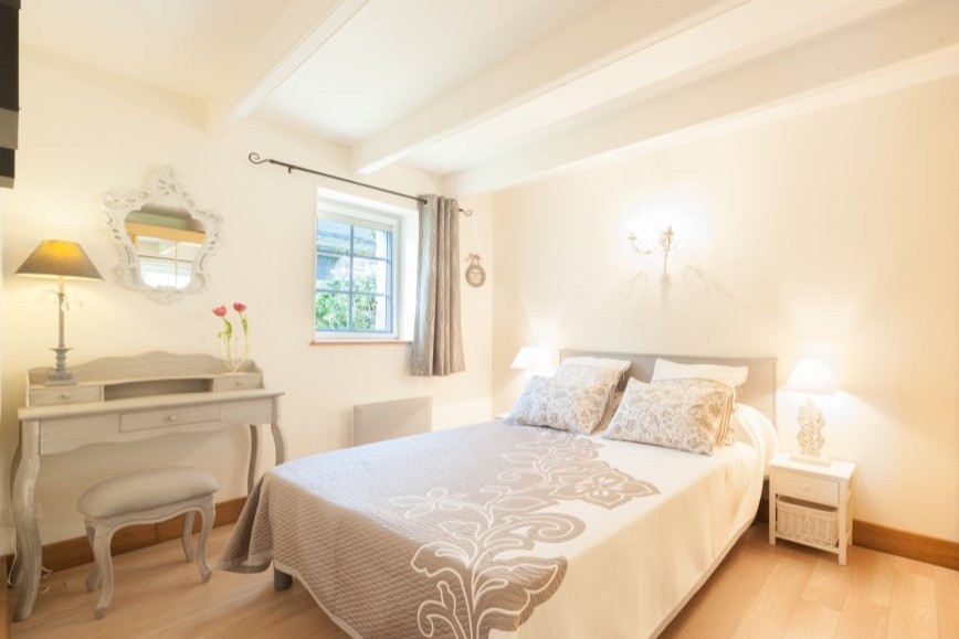 Ground floor: Bedroom 1 - Bed 160