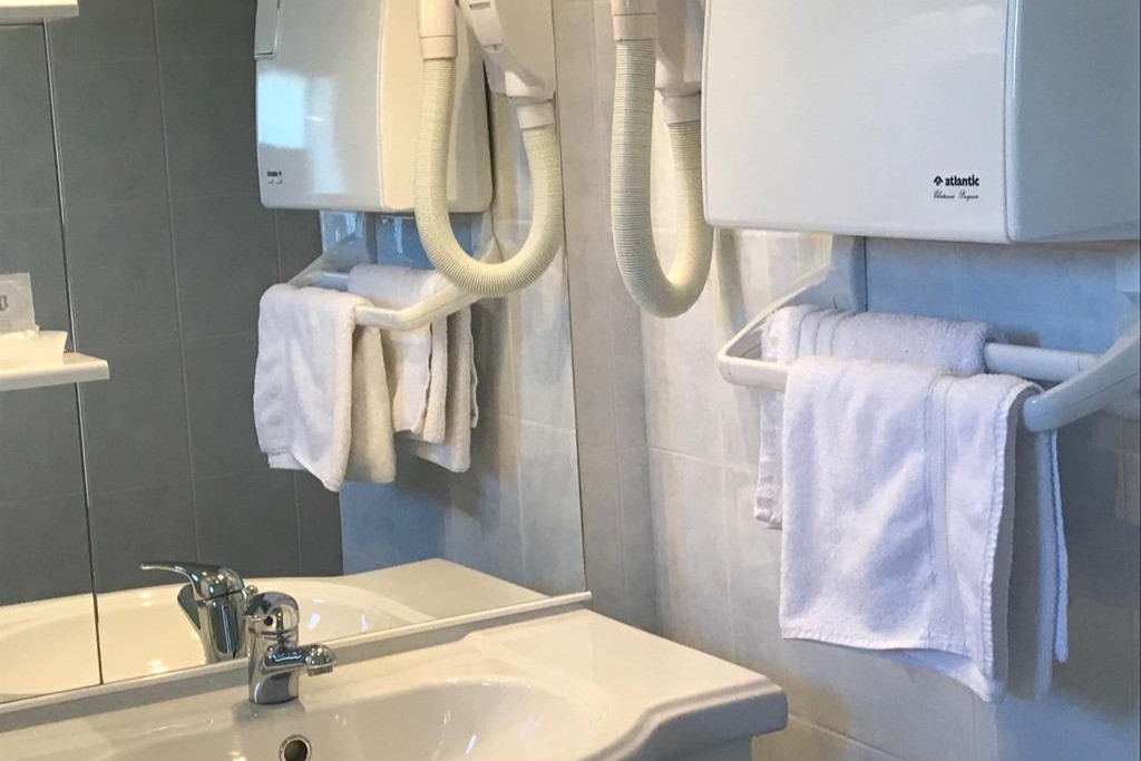 Salle de bain, Chambre Cerisier à L'Essartille en Charente à Dirac