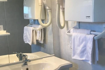 Salle de bain, Chambre Cerisier à L'Essartille en Charente à Dirac
