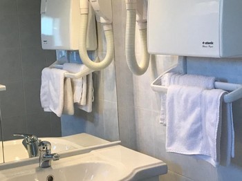 Salle de bain, Chambre Cerisier à L'Essartille en Charente à Dirac