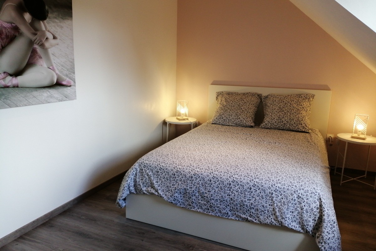 La chambre parentale (lit 140/200 et commode)