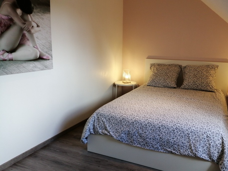 La chambre parentale (lit 140/200 et commode)