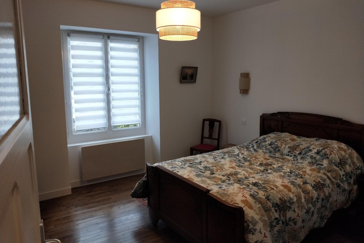 La chambre du RDC , lit 140cms, télévision, armoire