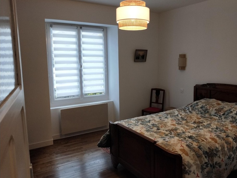 La chambre du RDC , lit 140cms, télévision, armoire