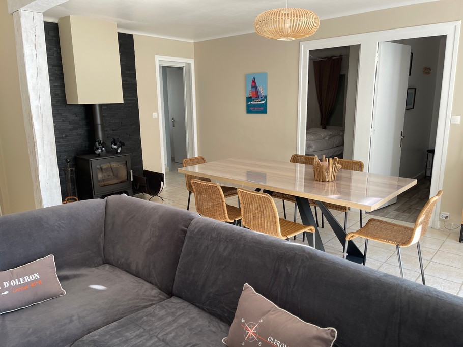 Coin salon, canapé, et table pour 6 personnes