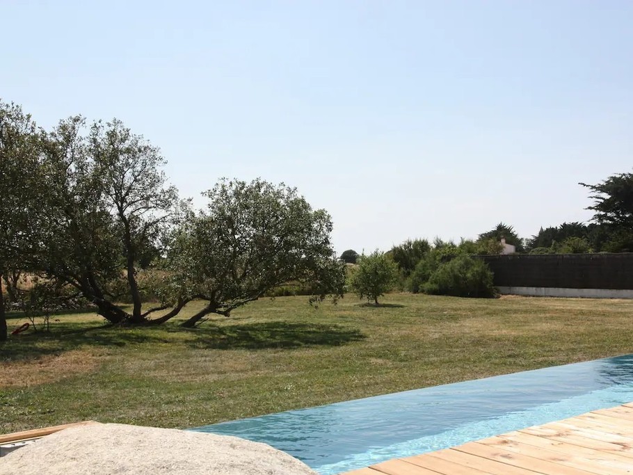 Piscine à débordement