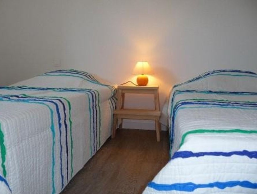 Bedroom with two single beds