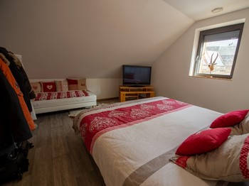 Grande chambre avec lit 2 mètresx2 mètre et lit simple et télé