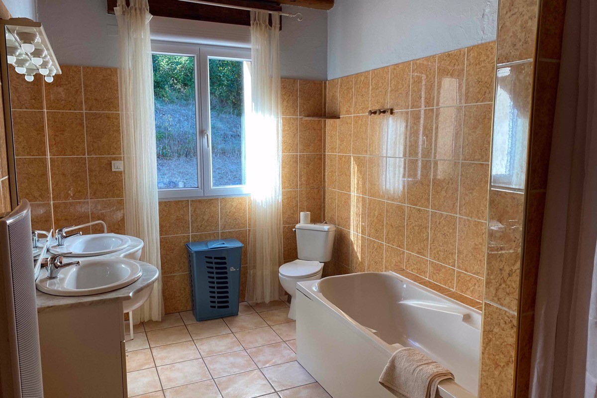 Salle de bain avec WC, douche, baignoire, meuble double vasque