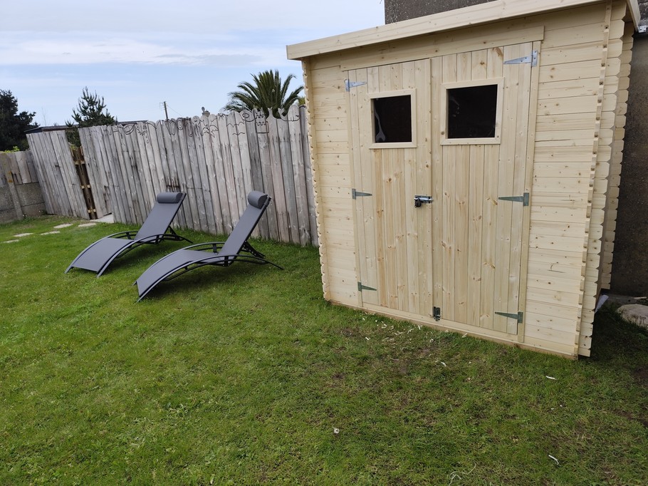 petit cabanon dans le jardin avec la possibilité de ranger des vélos ou autres ...