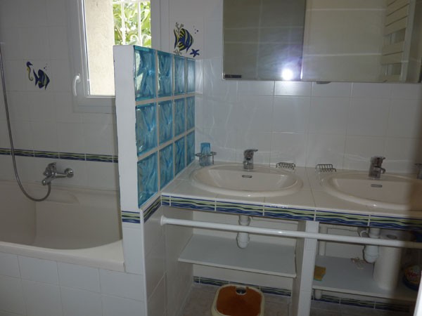 baignoire et lavabo double