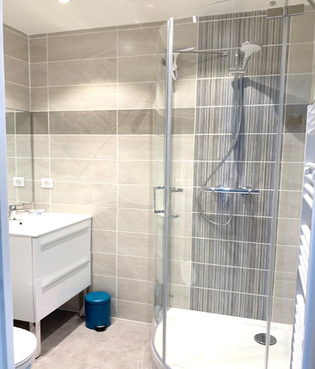 Salle d'eau avec douche grande dimension et WC.