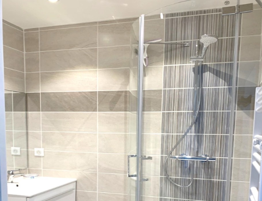 Salle d'eau avec douche grande dimension et WC.