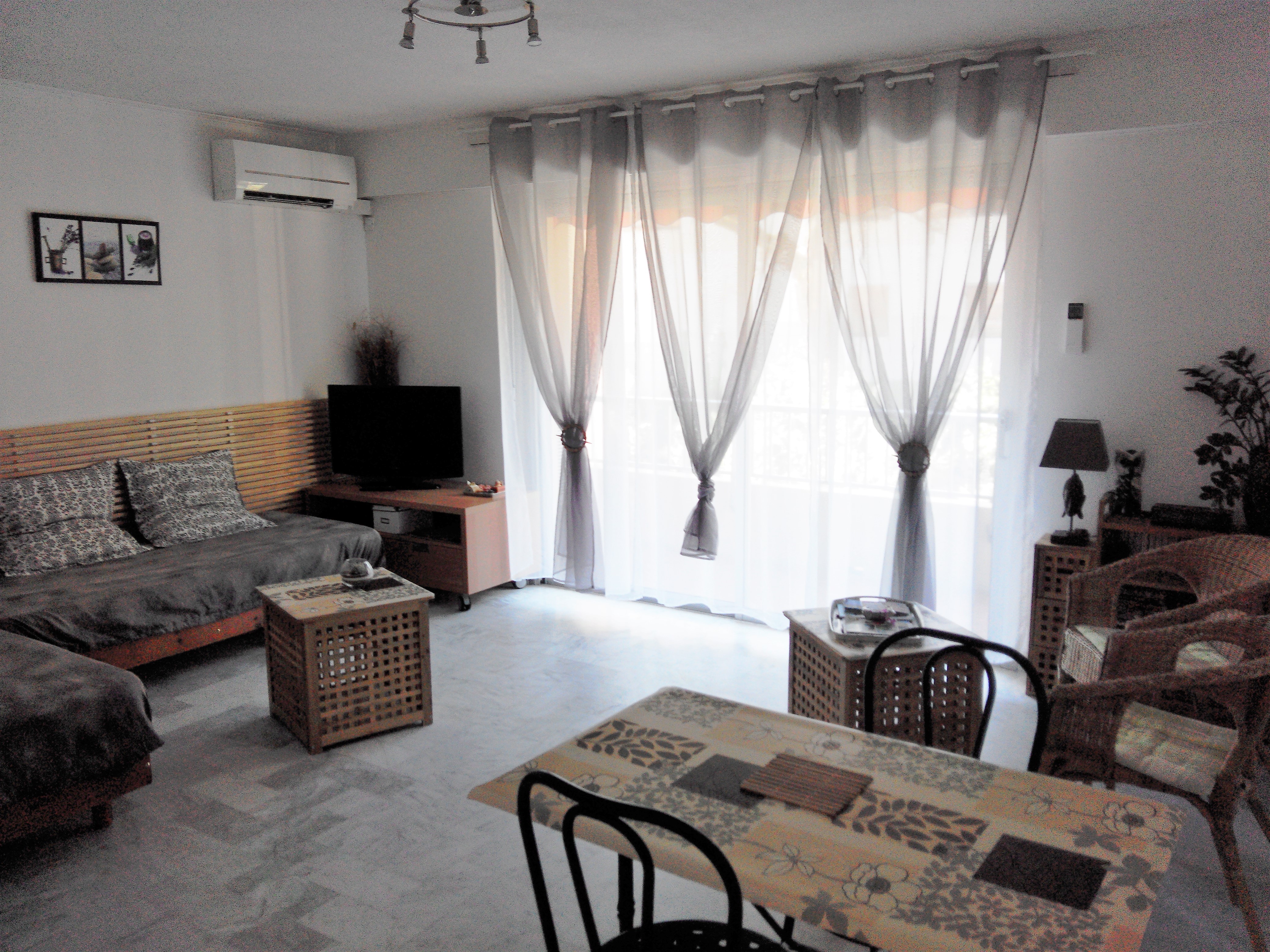 GRAND SEJOUR/SALON avec 2 vrais lits d 1 place rapprochables.