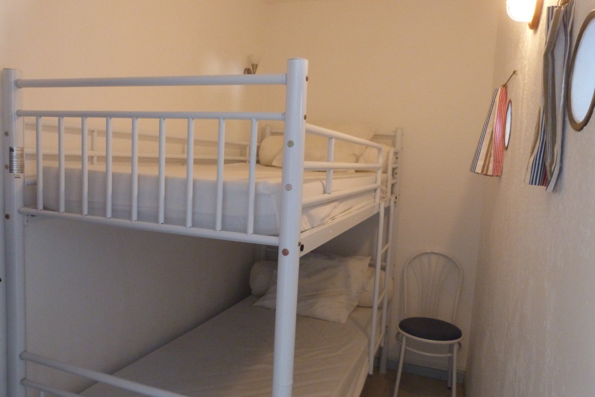 Coin nuit attenant avec deux lits 90 superposés (séparé de la chambre par un rideau)