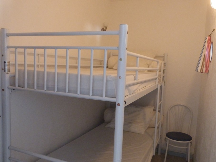 Coin nuit attenant avec deux lits 90 superposés (séparé de la chambre par un rideau)