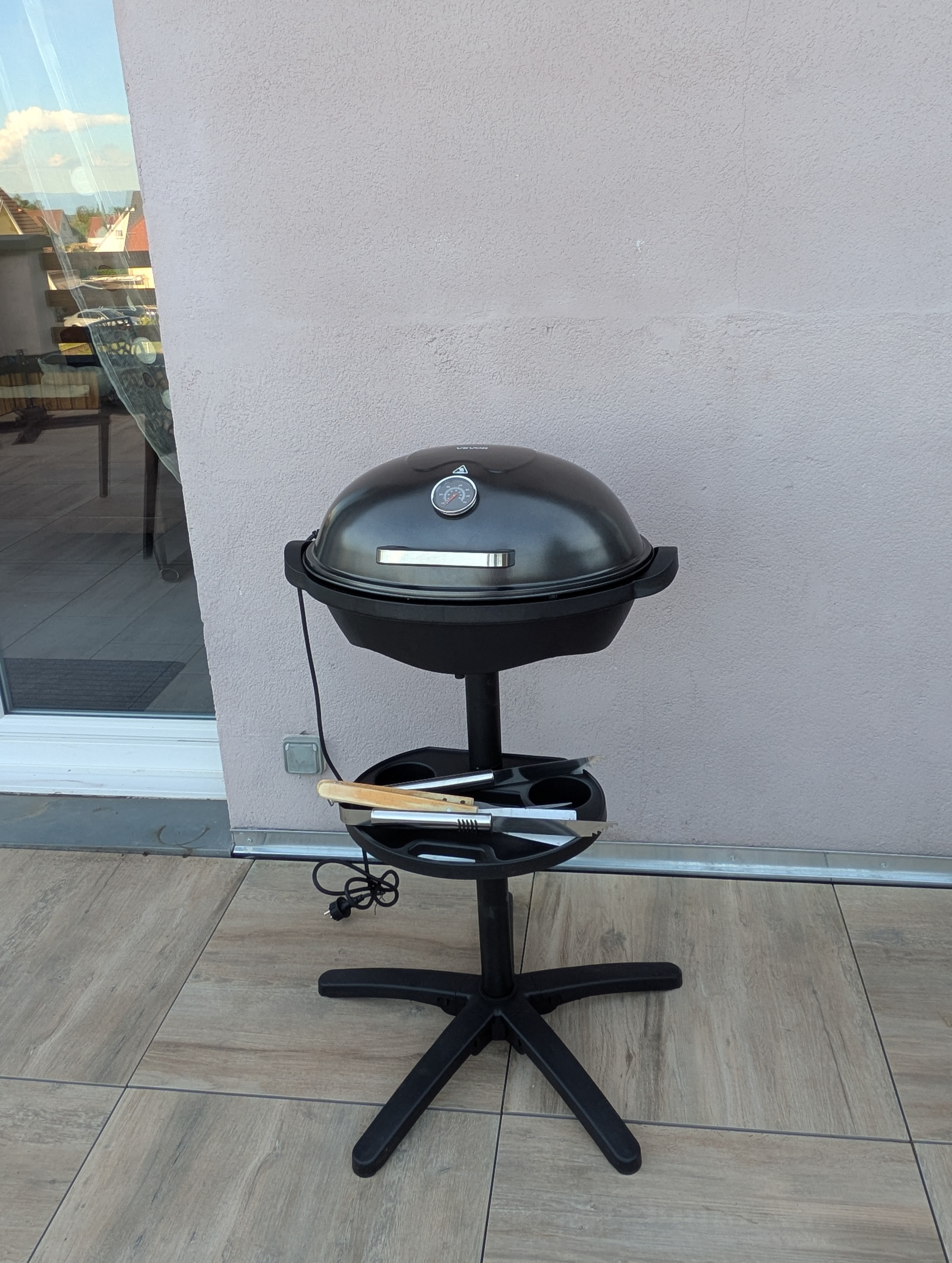 Electric barbecue available
