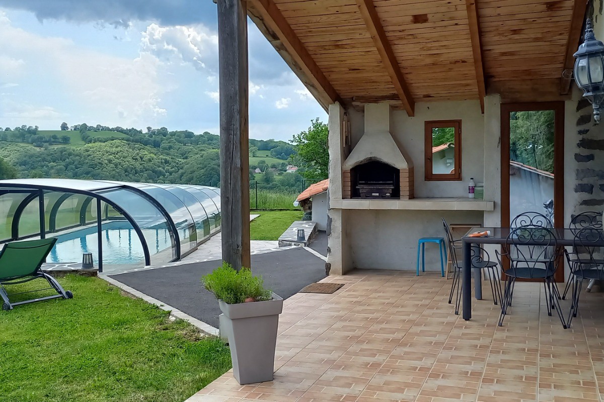 Le coin barbecue, avec vue sur la piscine