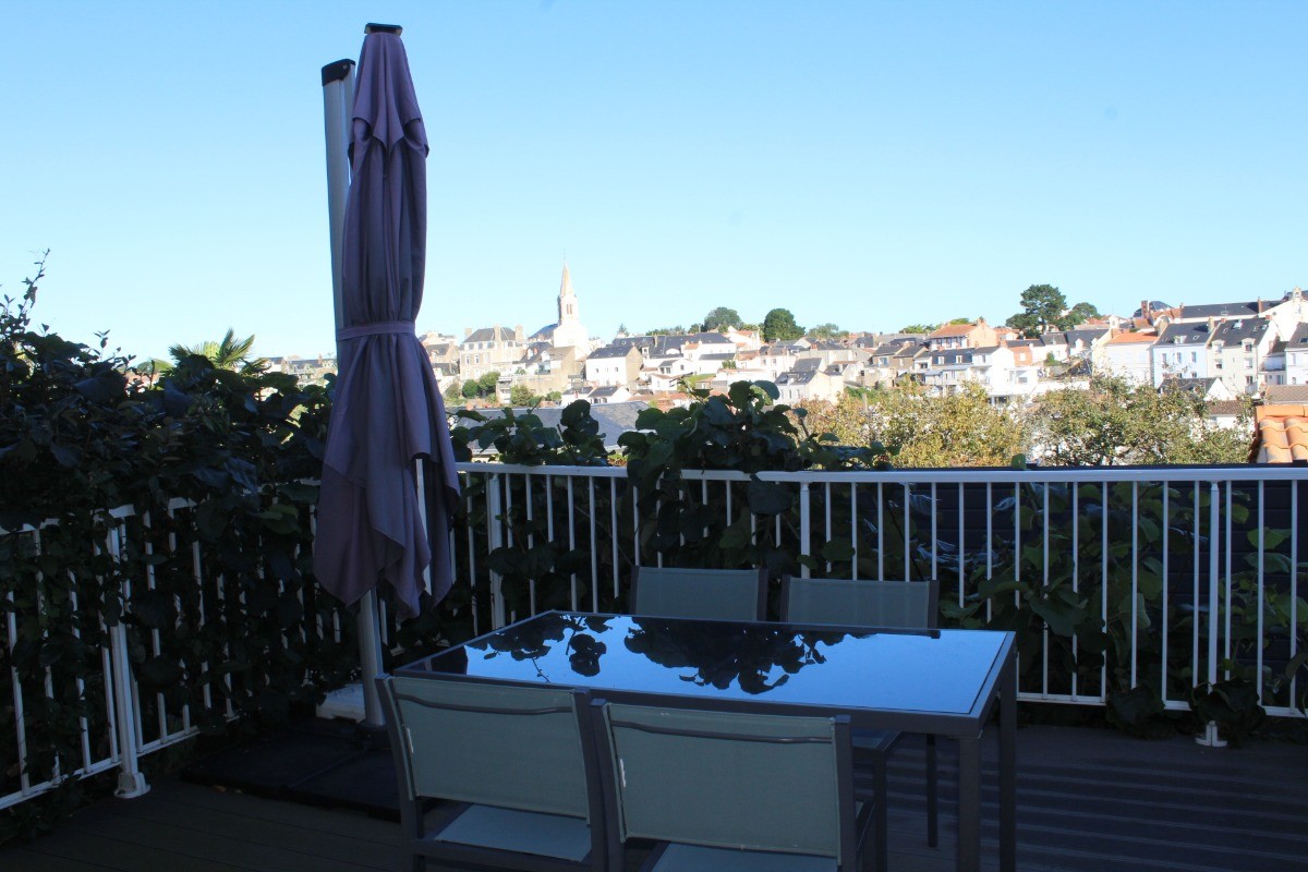 Terrasse et vue sur la ville