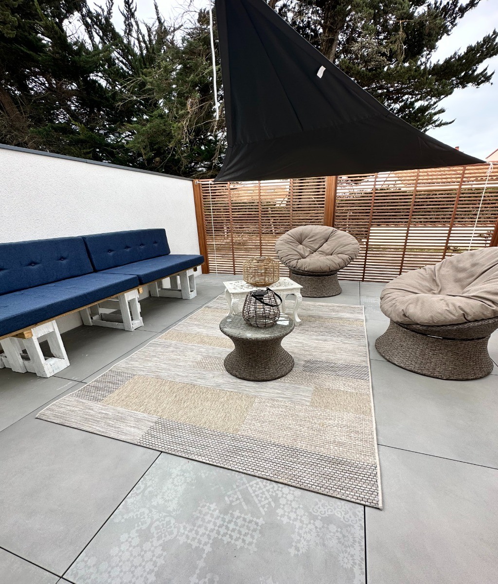 Terrasse sur l'avant de la maison