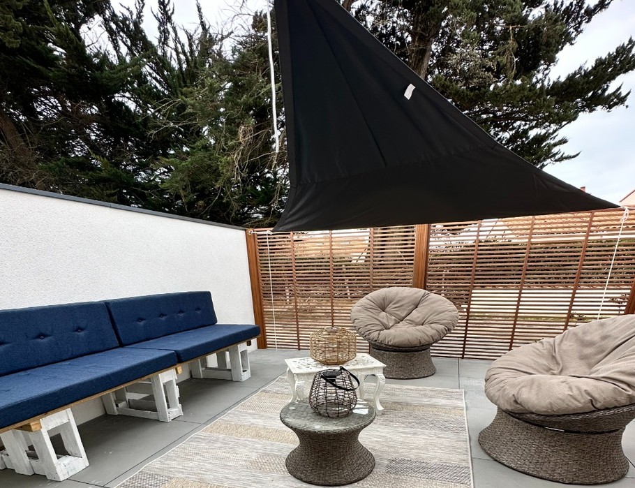 Terrasse sur l'avant de la maison