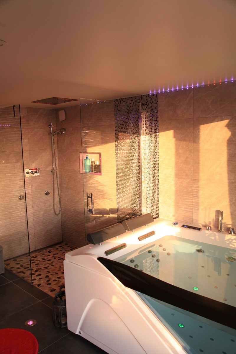 Grande douche à l'italienne et balnéo dans la suite spa