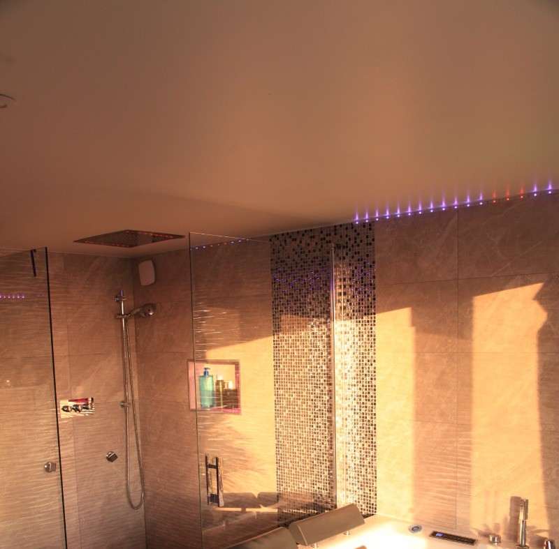 Grande douche à l'italienne et balnéo dans la suite spa