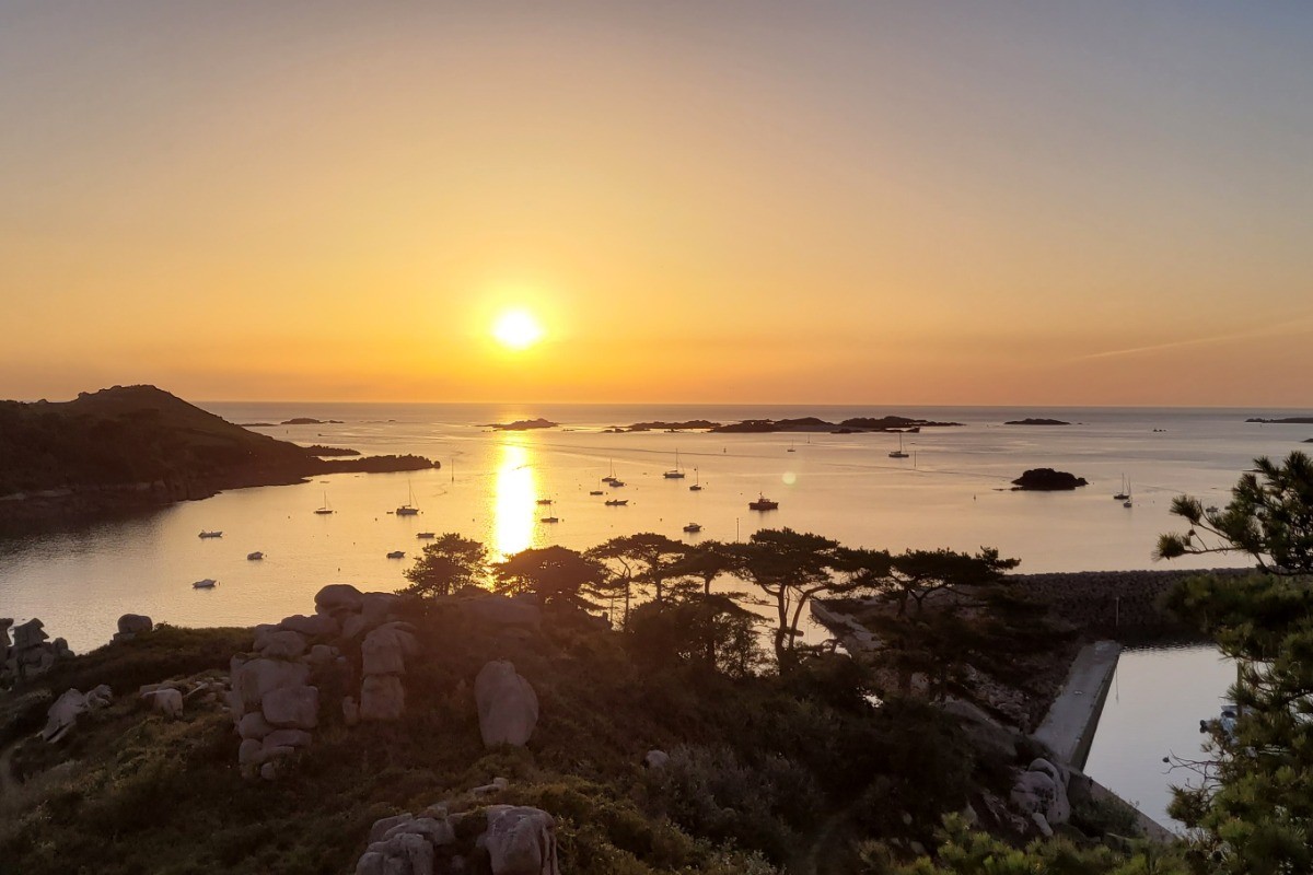 Location, 4/6 personnes à TREBEURDEN à 5 minutes PLAGE - 10 minutes PERROS-GUIREC - COTES D'ARMOR - BRETAGNE - Coucher de Soleil depuis la pointe la pointe du Castel / Trébeurden