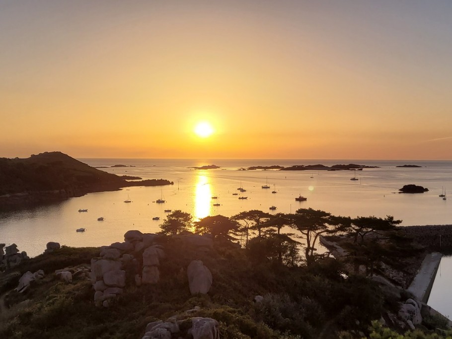 Location, 4/6 personnes à TREBEURDEN à 5 minutes PLAGE - 10 minutes PERROS-GUIREC - COTES D'ARMOR - BRETAGNE - Coucher de Soleil depuis la pointe la pointe du Castel / Trébeurden