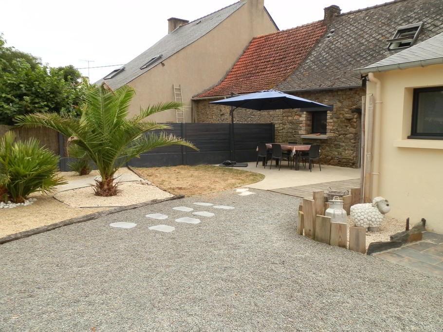 Façade côté cour avec terrasses ombragées