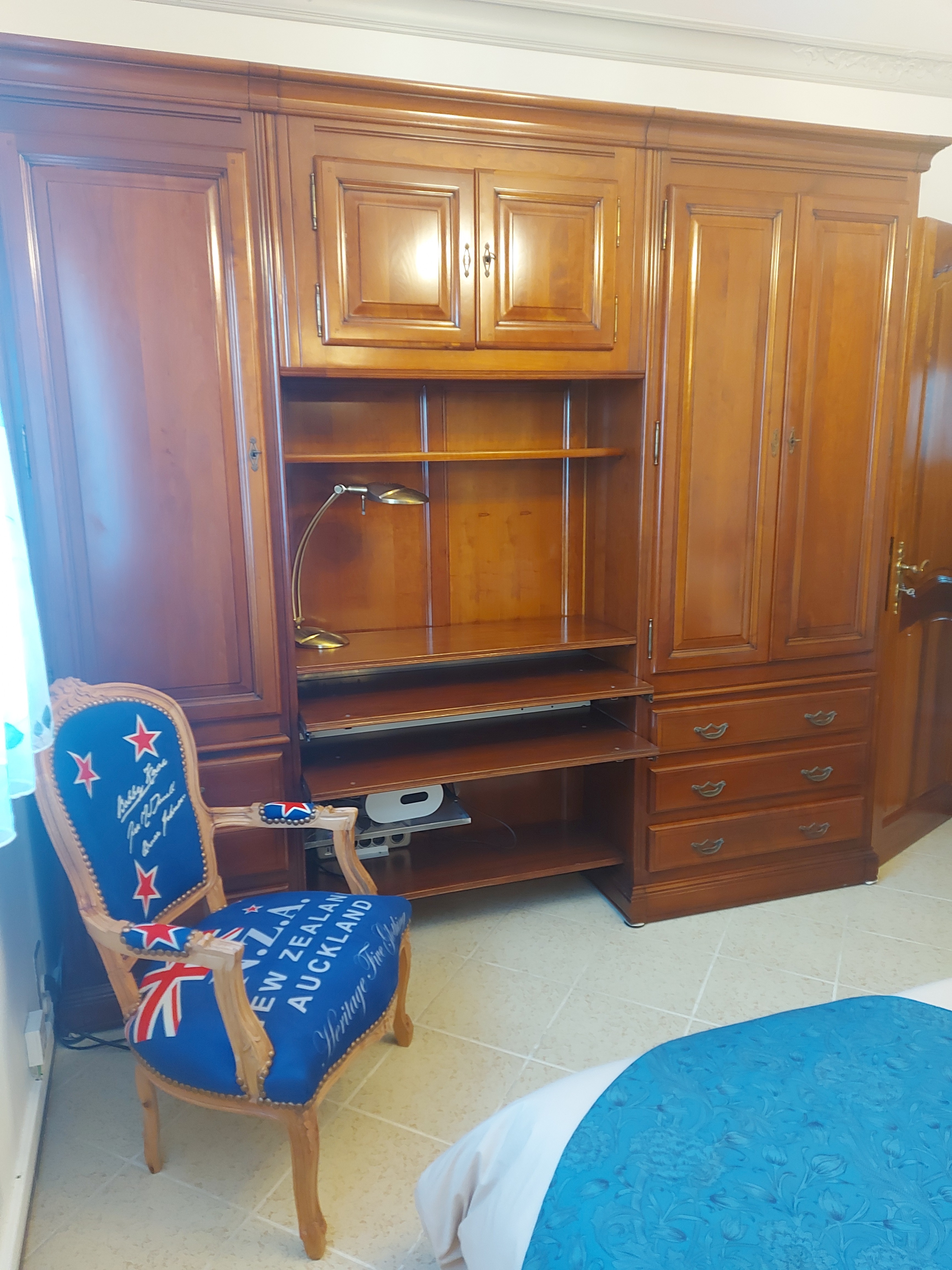 Chambre avec bureau de travail
