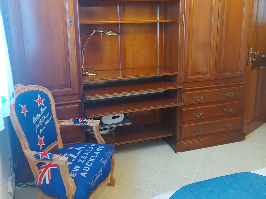 Chambre avec bureau de travail