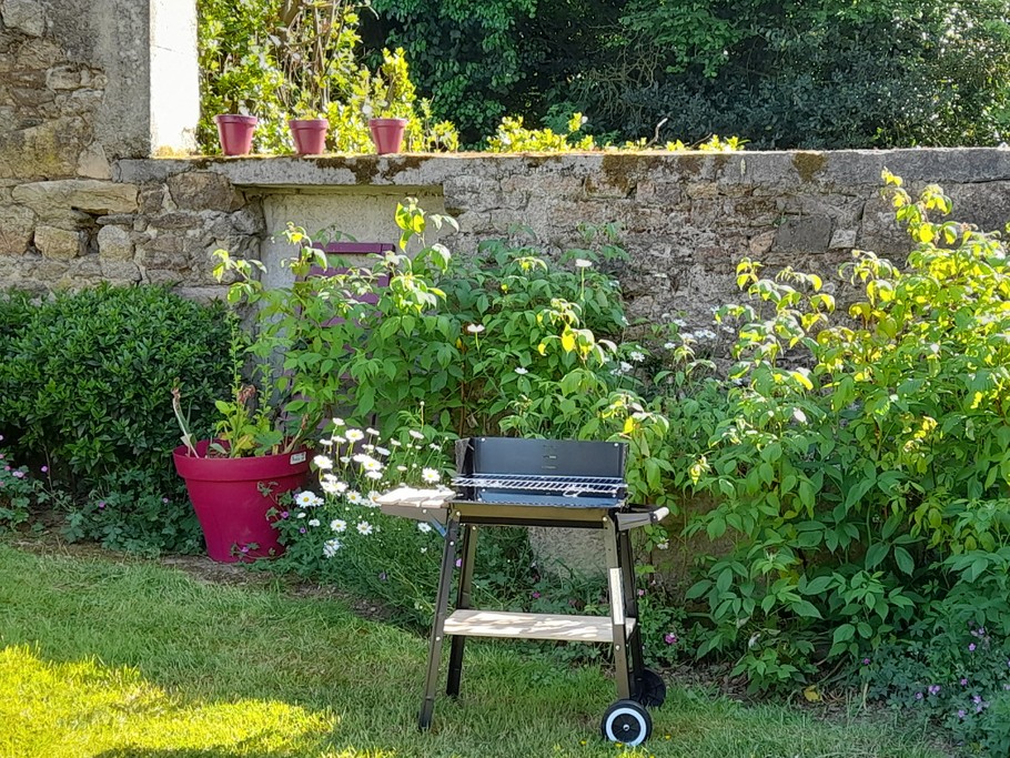 Maison, location Clévacances Bourbriac (Côtes d'Armor, Bretagne) -barbecue